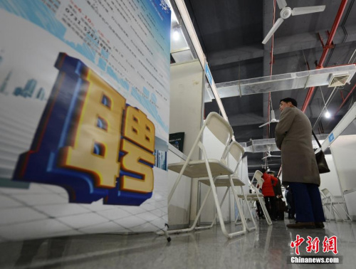 资料图:2016年2月16日,2016大型公益人才招聘会在湖南省人才市场举行,众多求职者来此寻觅自己理想的工作。图为部分企业出现了招工难的情况。 杨华峰 摄